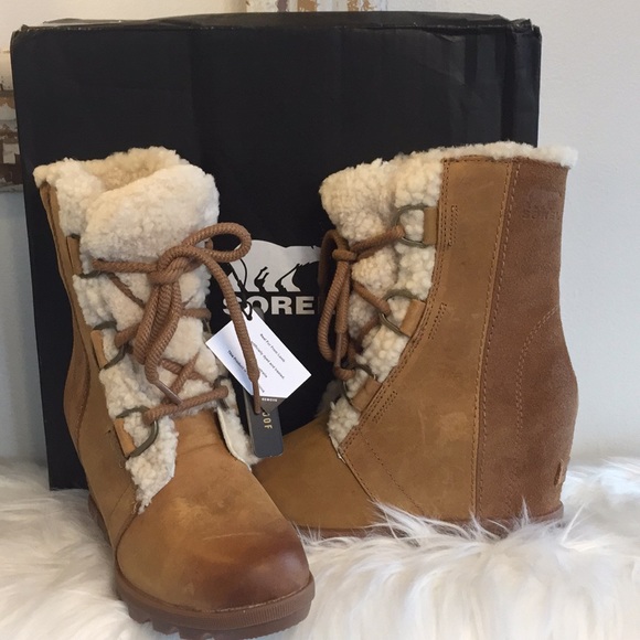 SOREL JOAN OF ARCTIC WEDGE 11 SHEARLING CAMEL BRN